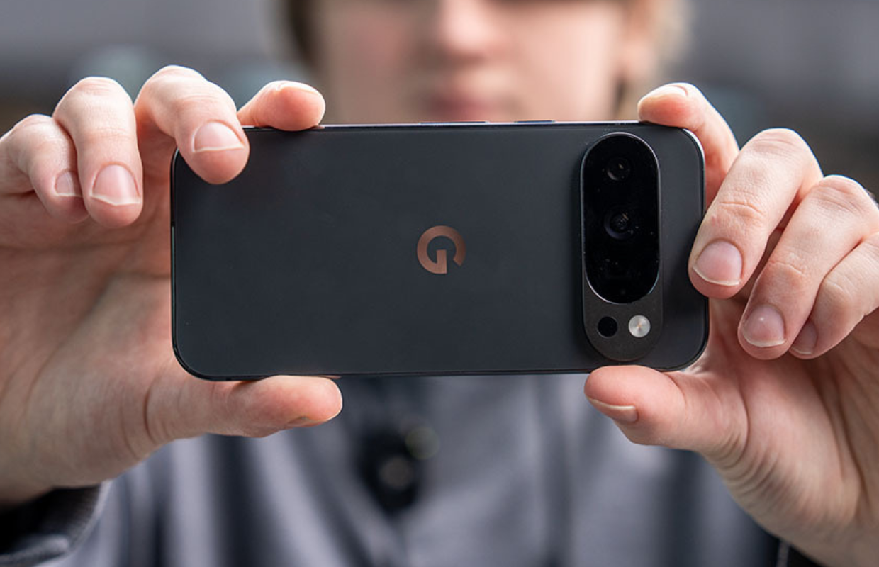 Google Pixel 10 Pro zwart verticaal in handen
